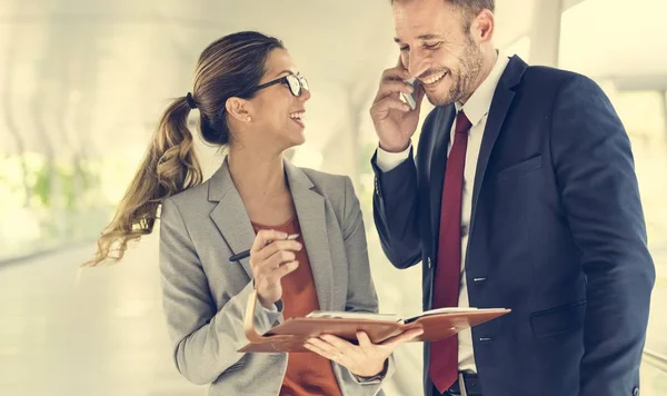 Gli uomini d'affari discutono di lavoro — Foto Stock