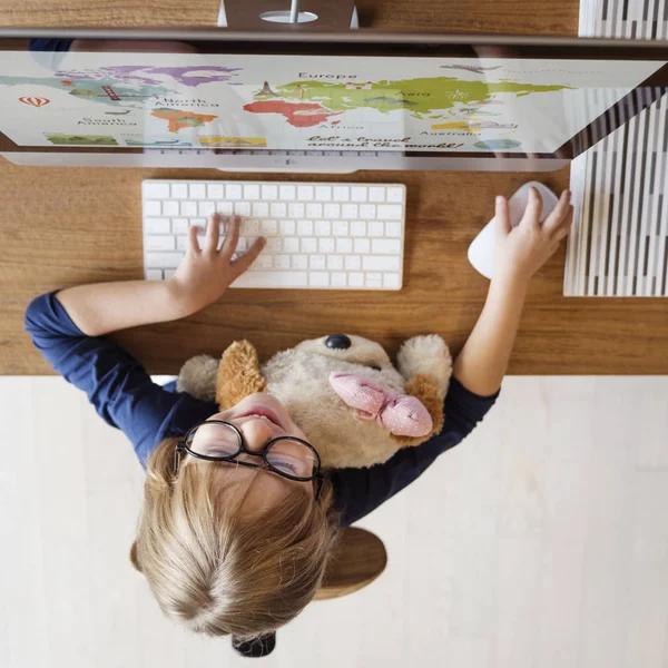 Petite fille utilisant un ordinateur — Photo