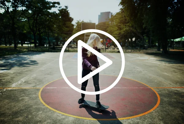 Adolescente ragazza cavalcare Skateboard — Foto Stock