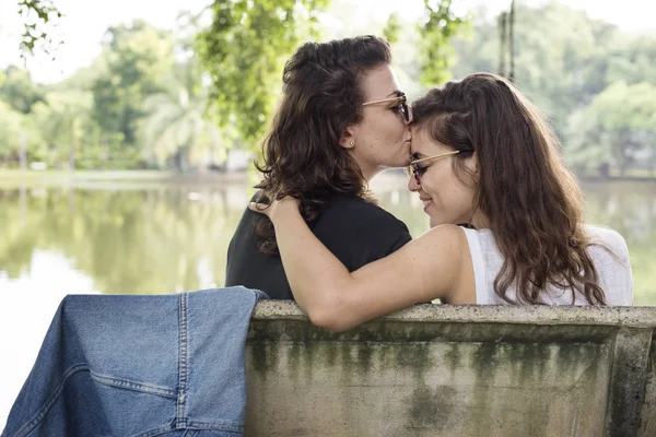 Лесбийская пара целуется — стоковое фото