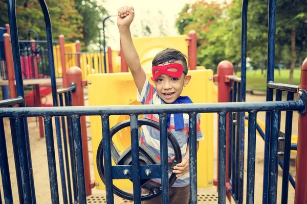 Niño en el patio de recreo —  Fotos de Stock