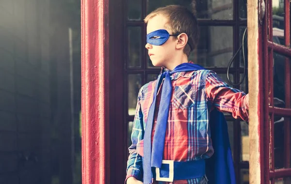 Superhéroe Little Boy en la calle — Foto de Stock