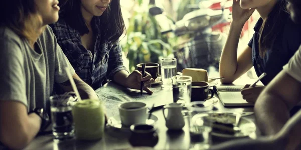 Pessoas bebendo café — Fotografia de Stock