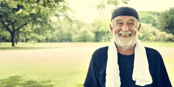 Uomo anziano sorridente — Foto Stock