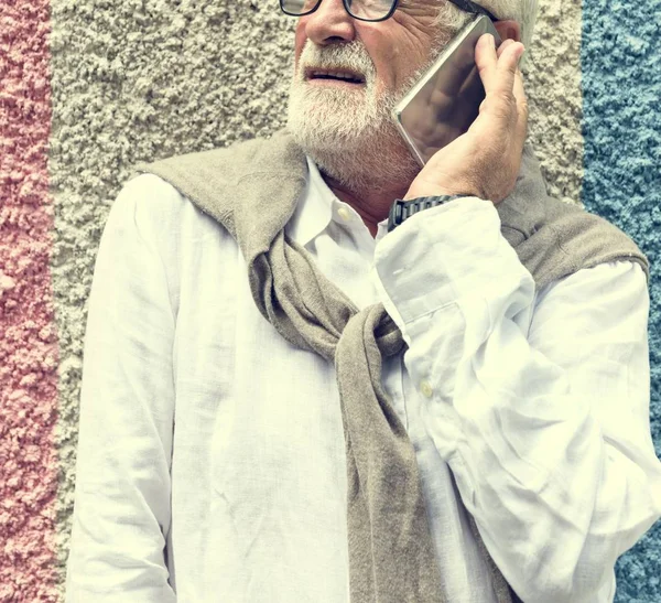 Homem sênior usando telefone inteligente — Fotografia de Stock