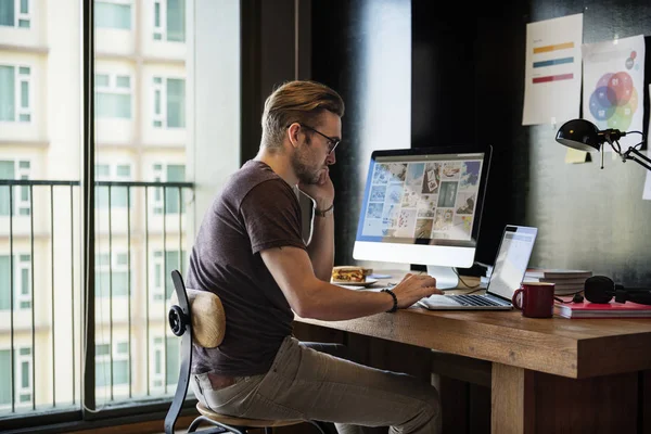 Man werkt op de computer — Stockfoto