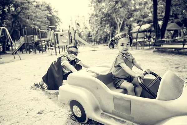 Hermano y hermana en el parque —  Fotos de Stock