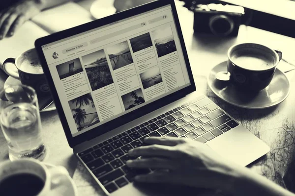 Mulher navegando na internet no laptop — Fotografia de Stock