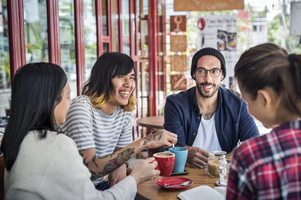 Pessoas bebendo café — Fotografia de Stock