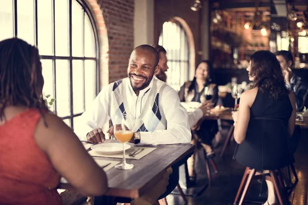 Menschen im Restaurantkonzept — Stockfoto