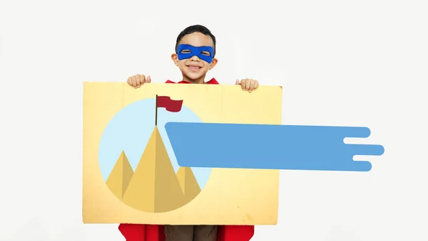 Süper kahraman çocuk elinde karton ile — Stok fotoğraf