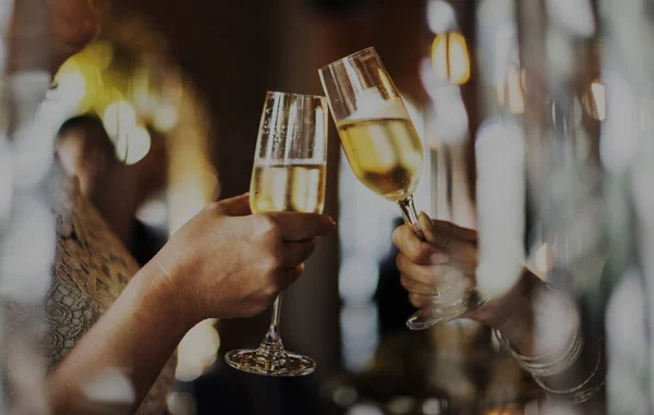 Mensen vieren en drinken champagne — Stockfoto