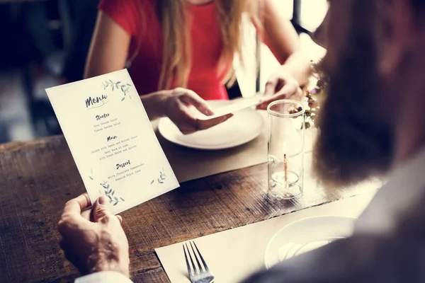 Pareja teniendo una cita romántica — Foto de Stock