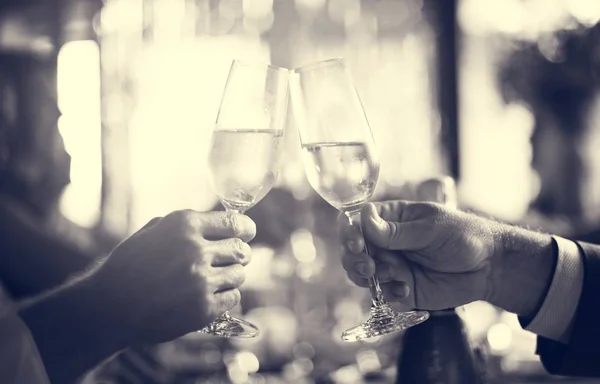 People celebrating and drinking champagne — Stock Photo, Image