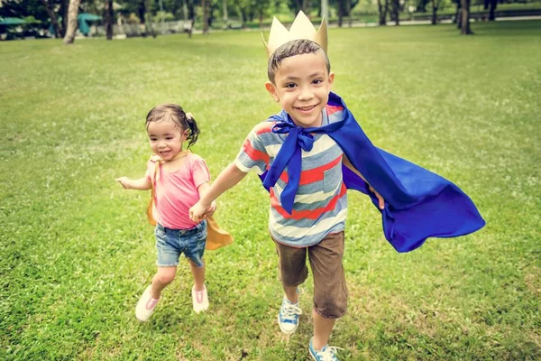 Broer en zus op het park — Stockfoto