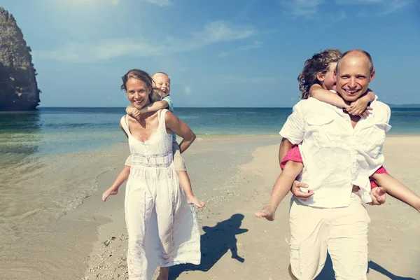 Família se divertindo na praia — Fotografia de Stock