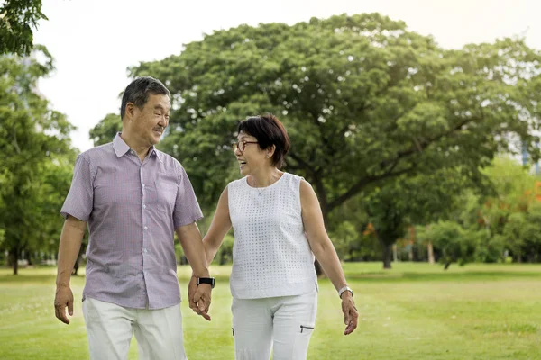 Casal passar o tempo no parque — Fotografia de Stock