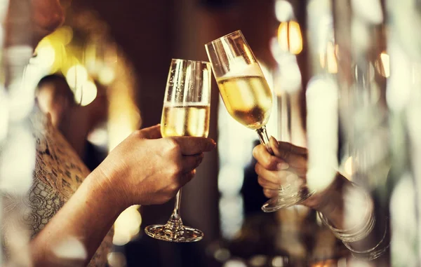 Mensen vieren en drinken champagne — Stockfoto