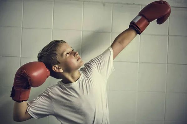 Ragazzo formazione Boxe Esercizio — Foto Stock