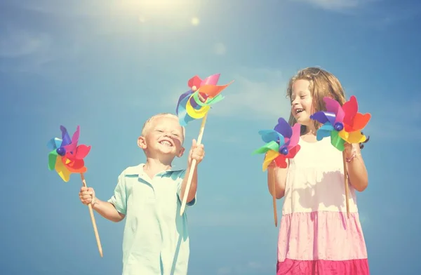 Kinder spielen am Strand — Stockfoto