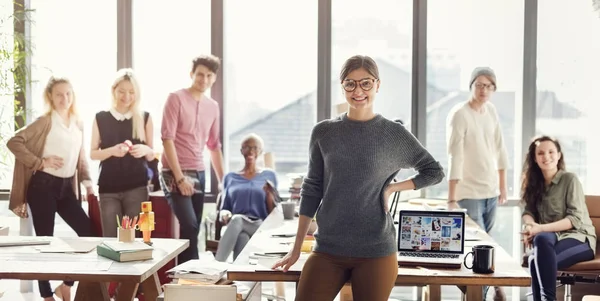 Hipster arbeiten im modernen Büro — Stockfoto