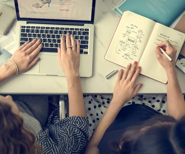 Vrouwen werken samen — Stockfoto