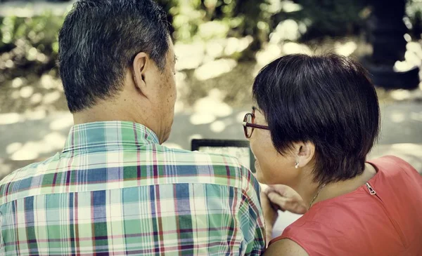 Pareja pasando tiempo al aire libre — Foto de Stock