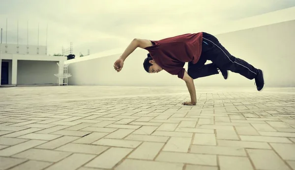 Guy bailando breakdance — Foto de Stock