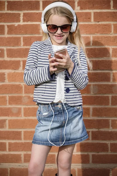 Fashionista menina contra parede de tijolo — Fotografia de Stock