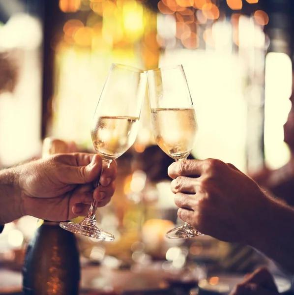Lidé slaví a popíjeli šampaňské — Stock fotografie