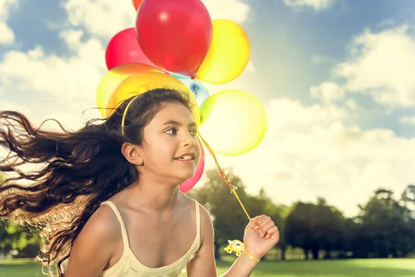 Κορίτσι που παίζει με μπαλόνια — Φωτογραφία Αρχείου