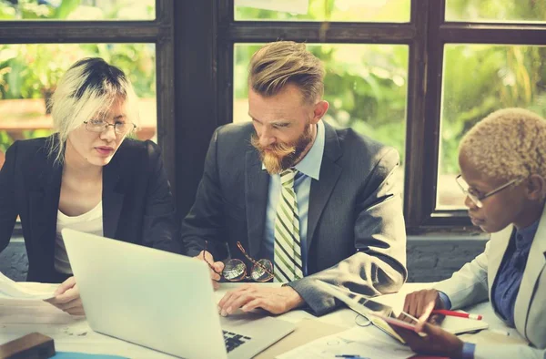 Zakenmensen die op laptop werken — Stockfoto