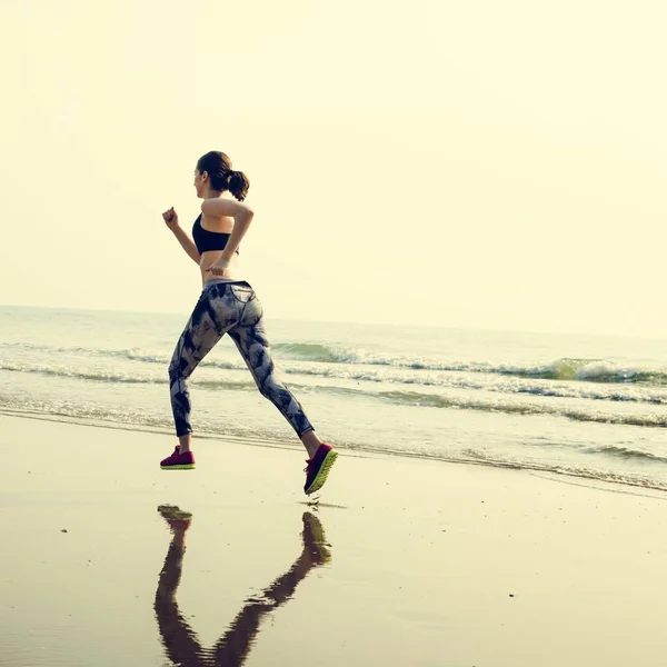 Mujer deportiva Correr en la playa —  Fotos de Stock