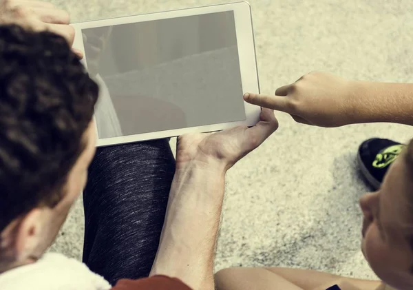 Junge und Trainer surfen im Tablet — Stockfoto