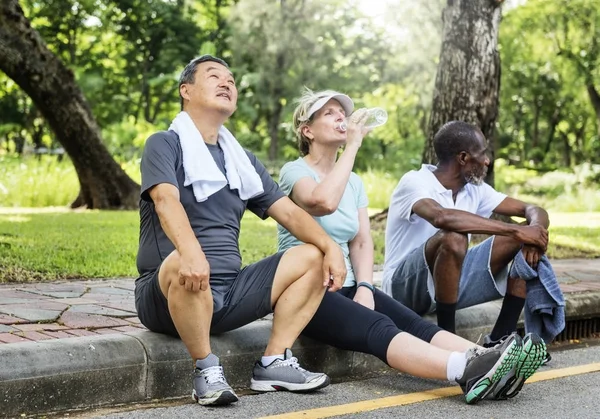 Senior vrienden joggen in het park — Stockfoto