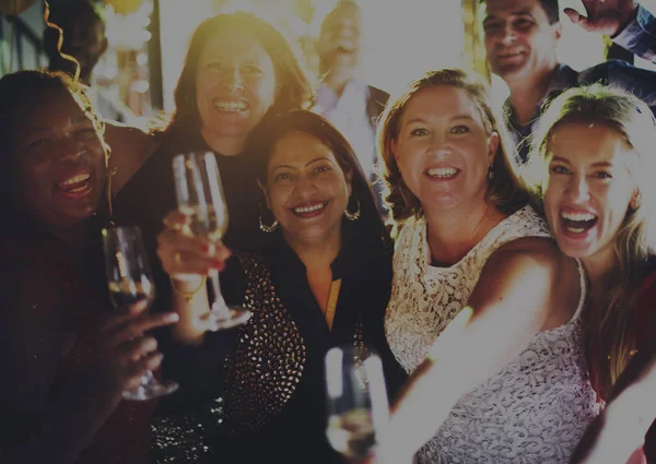 Gente juntos celebrando — Foto de Stock