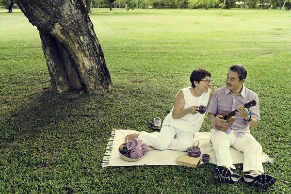 Couple spending time in the Park — Stock Photo, Image
