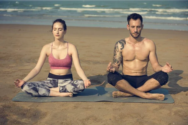 Couple doing Yoga on Beach — Stock Photo, Image