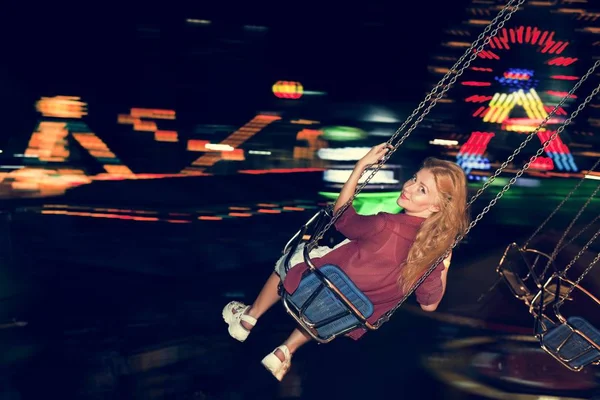 Vrouw op merry go round carrousel — Stockfoto