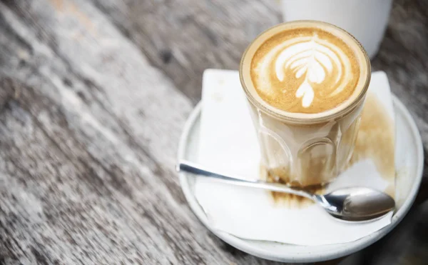 Café con leche en taza en la mesa —  Fotos de Stock