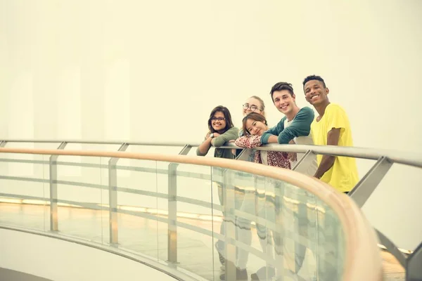 Ung olika studenter — Stockfoto