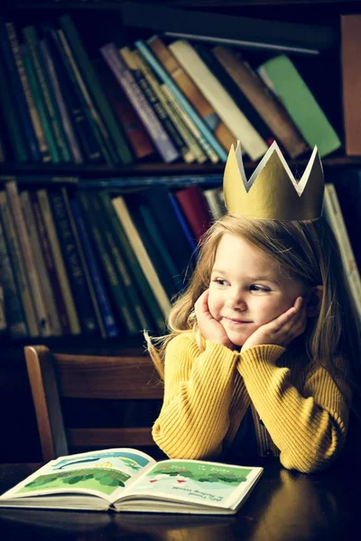 Bedårande flicka läsning berättande — Stockfoto