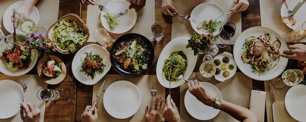 Pessoas juntas no jantar Conceito — Fotografia de Stock