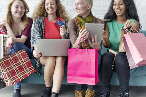 Vrouwen vrienden zit op Bank — Stockfoto