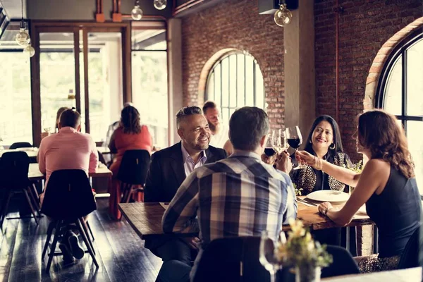 Menschen im Restaurantkonzept — Stockfoto