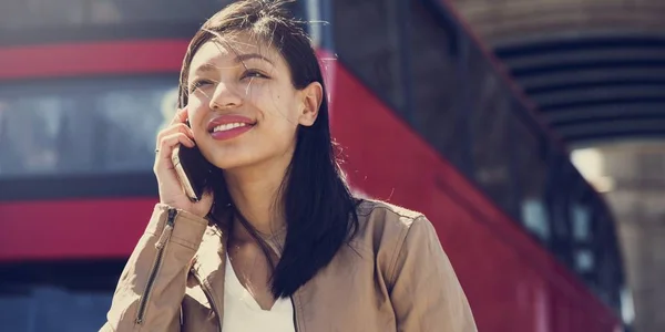 Young woman talking on mobile phone — Stock Photo, Image