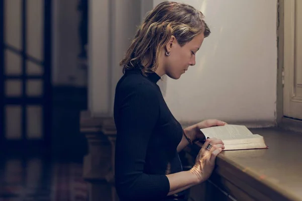 Mujer leyendo la Biblia en la Iglesia — Foto de Stock