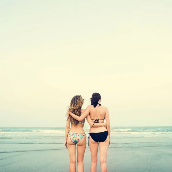 Girls friendship on Beach — Stock Photo, Image