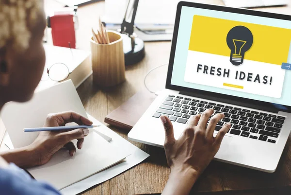 Vrouw werkt op laptop — Stockfoto