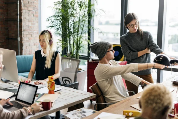 Hipsters trabajando en la oficina contemporánea —  Fotos de Stock